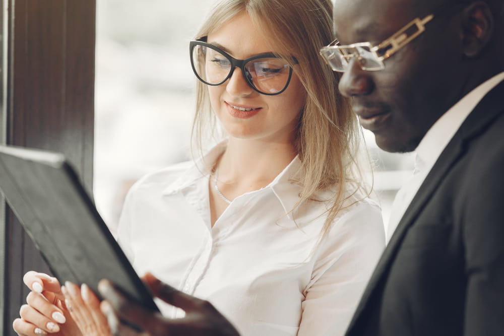Adviser helping a client choose the right annuity